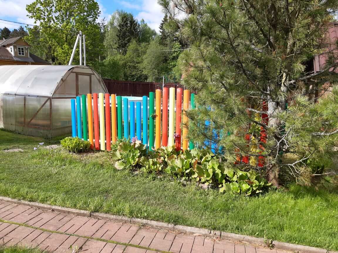 забор из разноцветного штакетника односторонний фото1 в Новомосковске