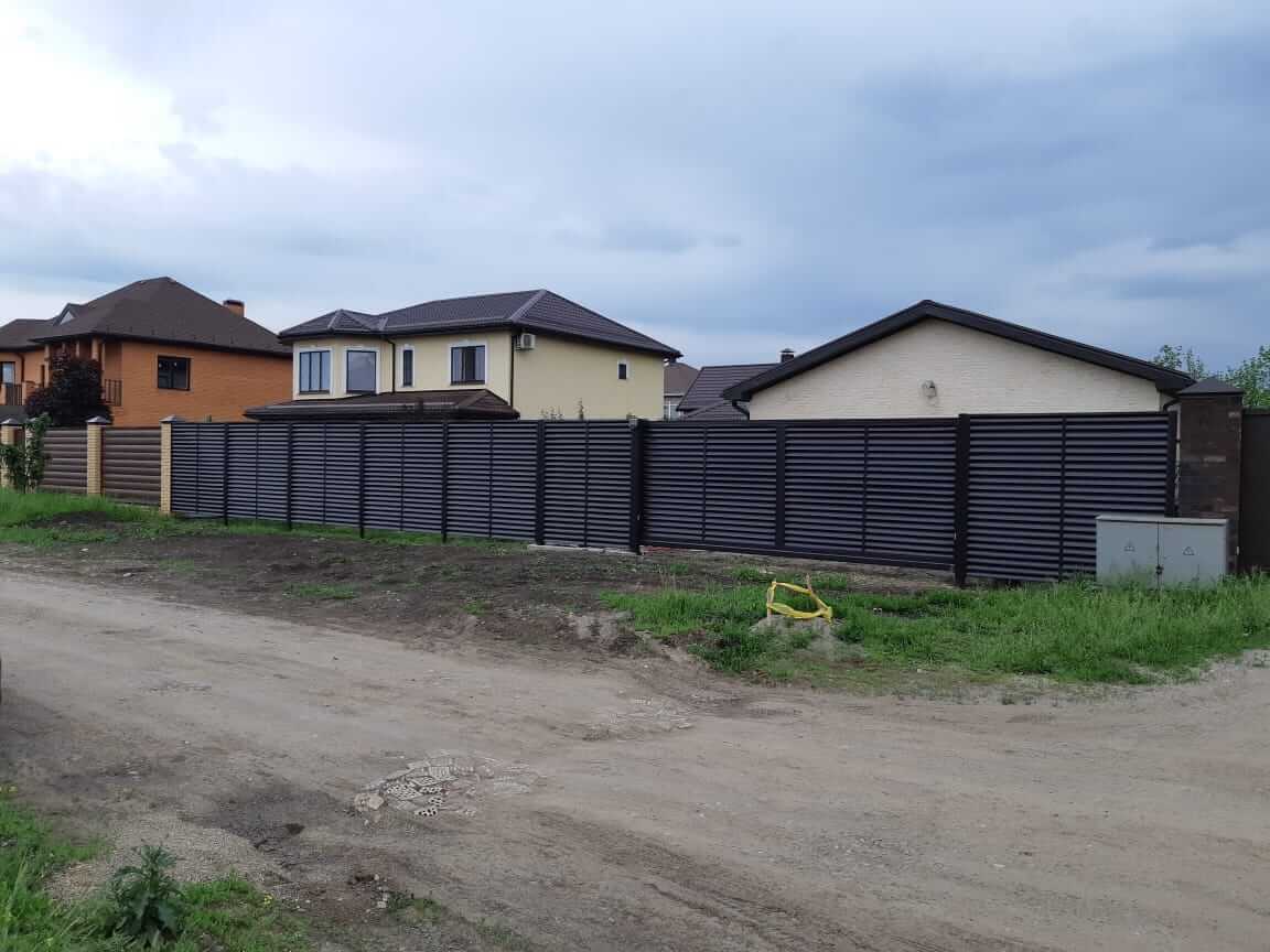 zabor-zhalyuzi-ral8019-temnyy-shokolad-foto1 в Новомосковске