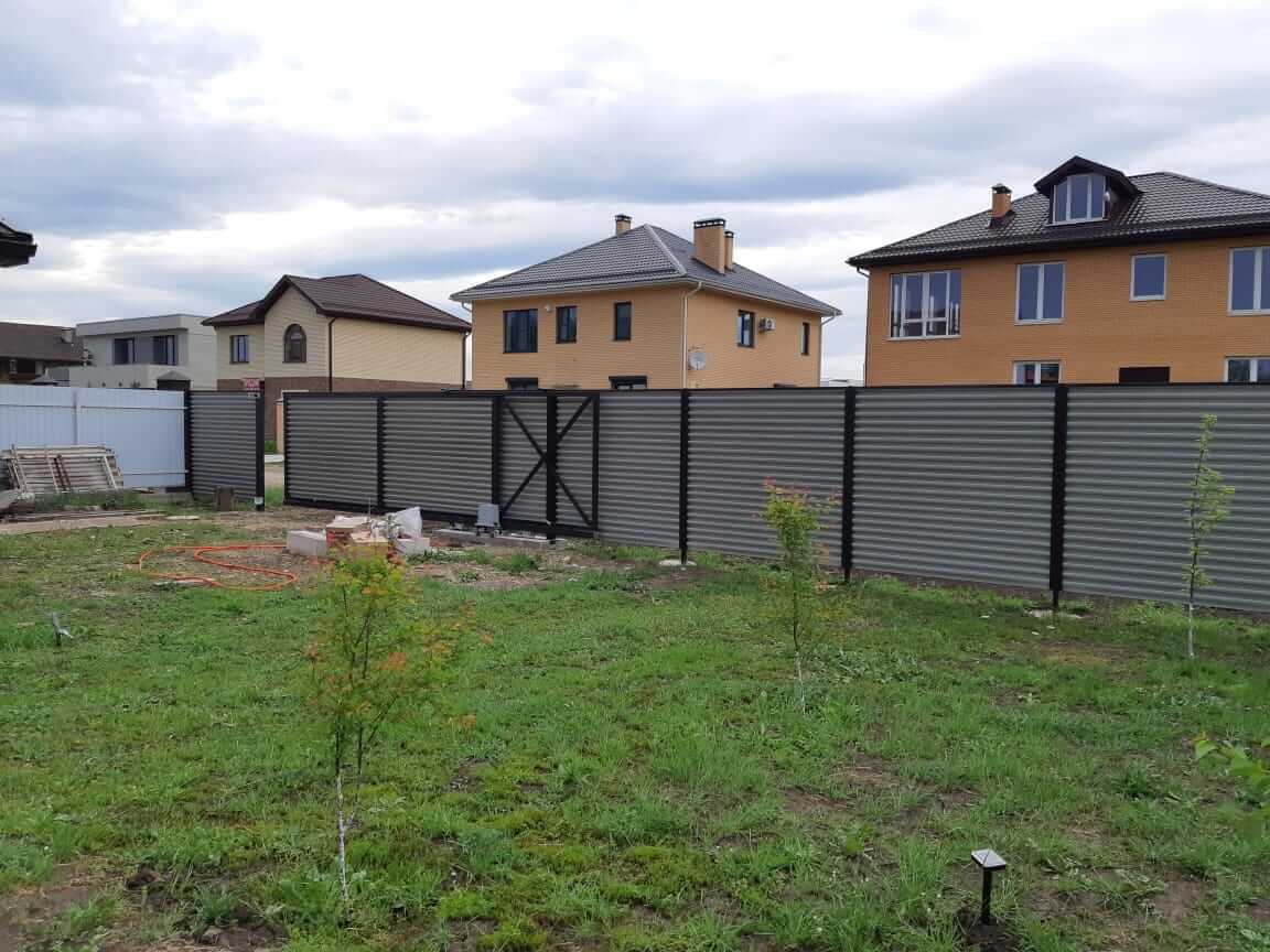 zabor-zhalyuzi-ral8019-temnyy-shokolad-foto3 в Новомосковске