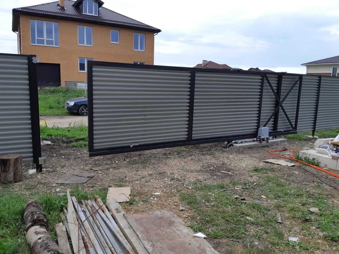 zabor-zhalyuzi-ral8019-temnyy-shokolad-foto4 в Новомосковске