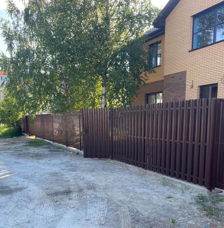 забор из штакетника шоколад фото1 в Новомосковске