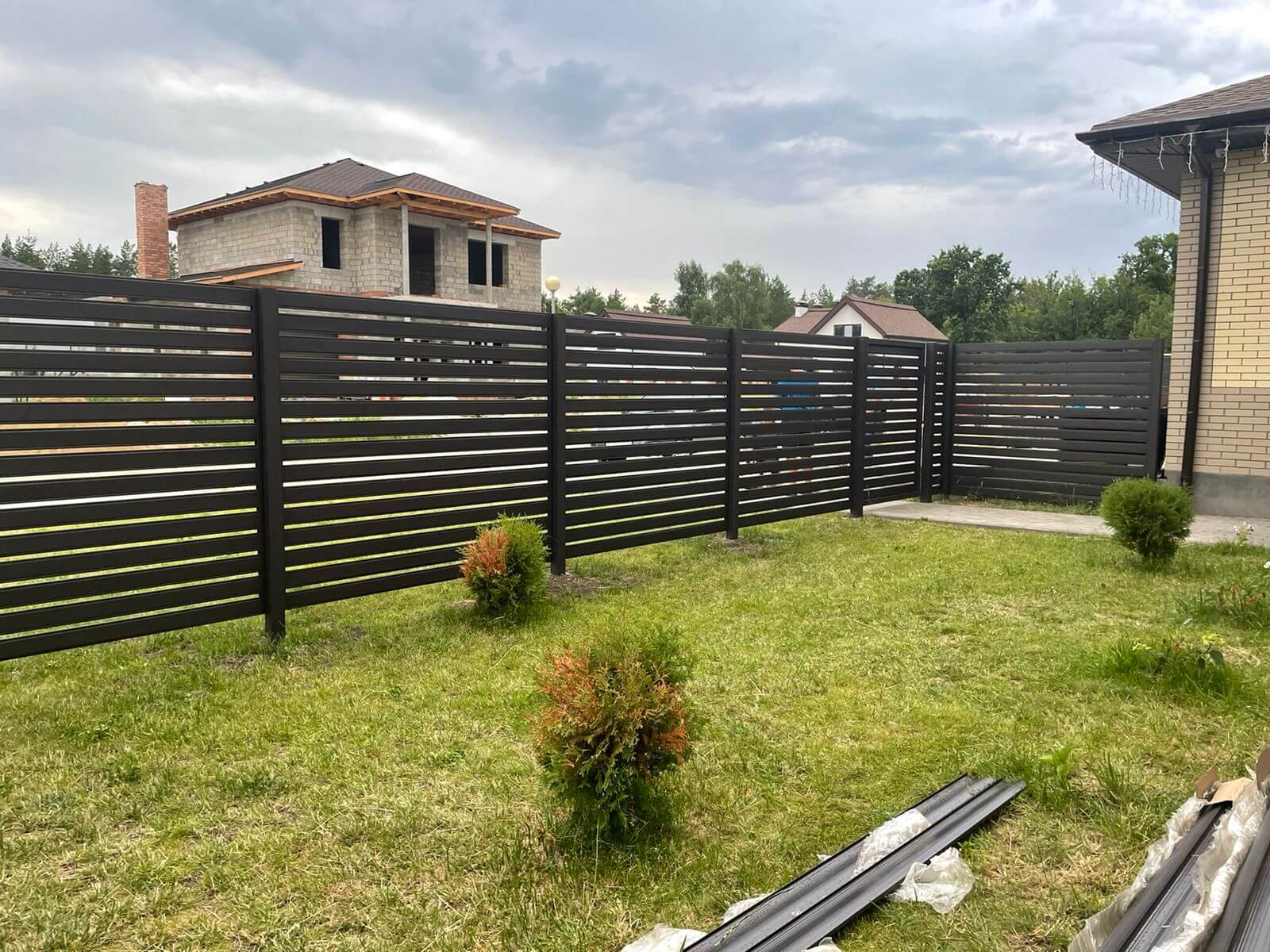 Забор из металлического планкена RAL8019 МАТТЕ фото2 в Новомосковске