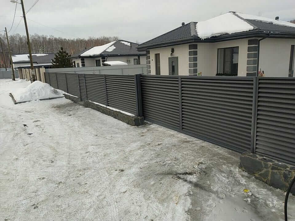 Забор-жалюзи с входной группой 26м RAL7024 Серый Графит МАТТЕ фото 1 в Новомосковске