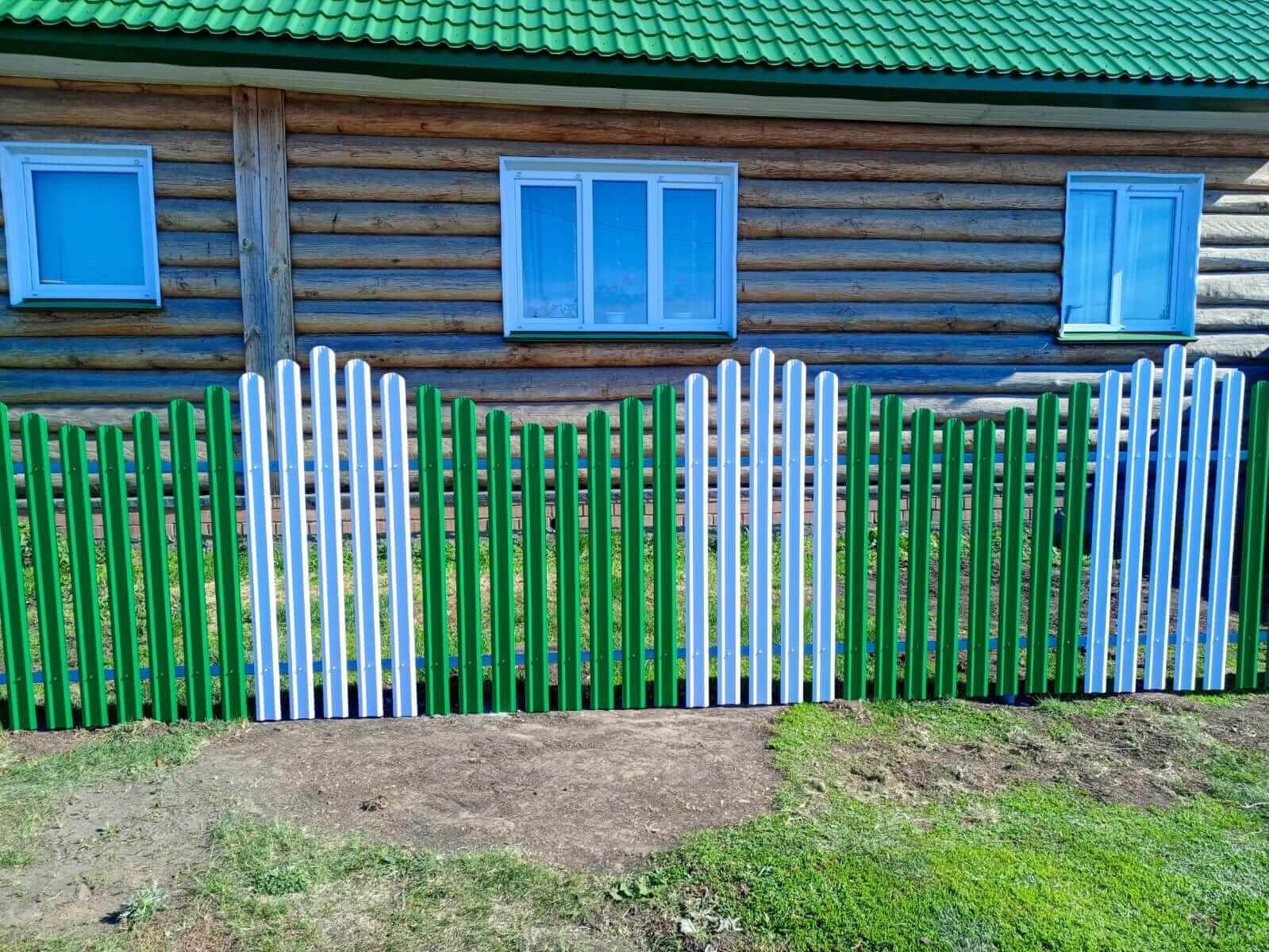 Забор из штакетника 18м в двух цветах RAL9003 Белый + RAL6029 Зеленая Мята в Новомосковске