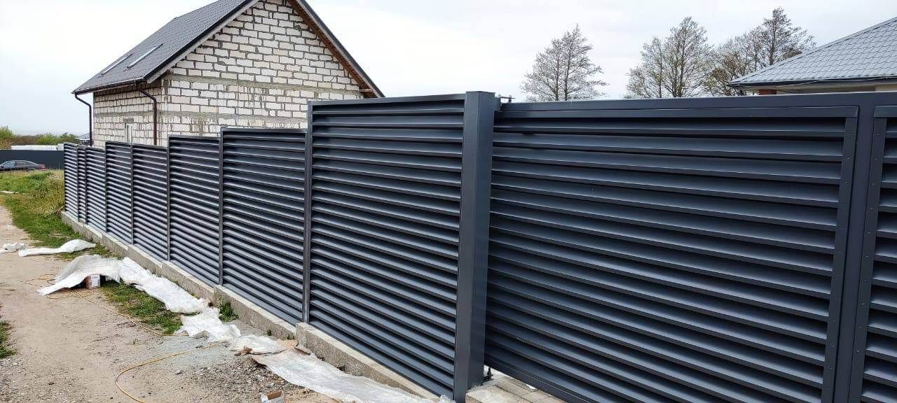 Забор-жалюзи из ламелей ЭКО-Z 24м RAL7024 Серый Графит в Новомосковске