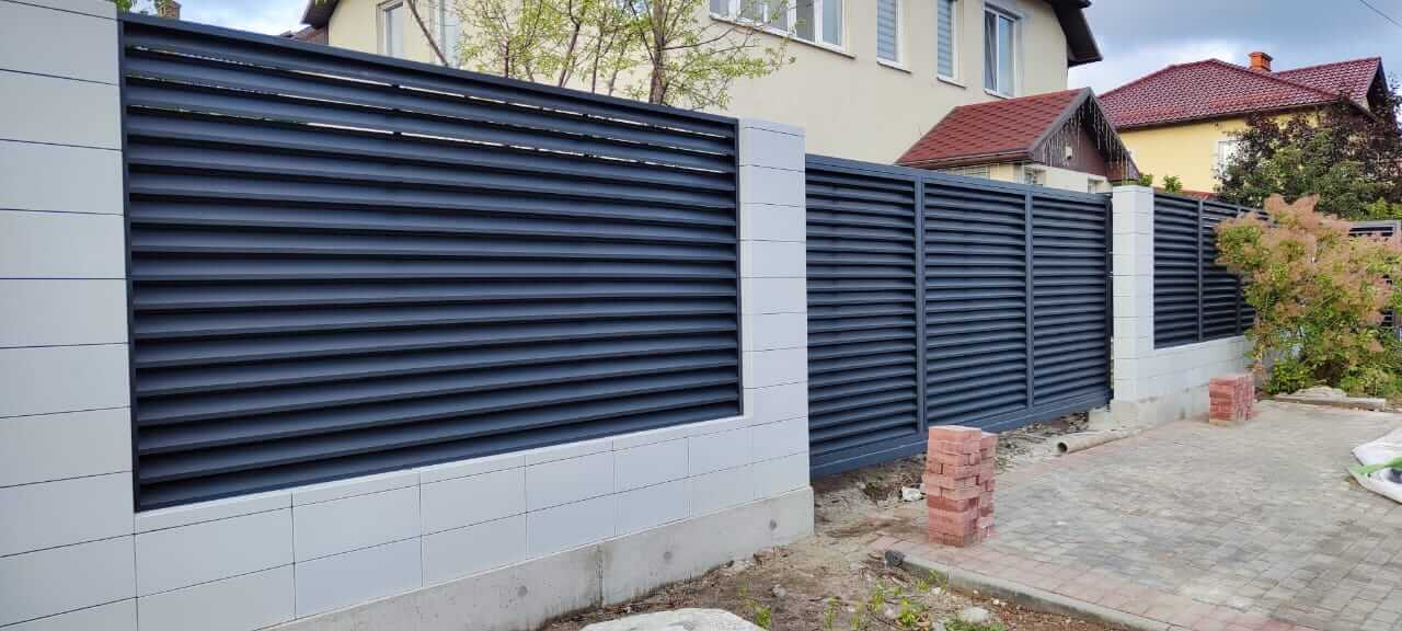 Забор-жалюзи из ламелей ЭКО-Z 17м RAL7024 Серый Графит фото 2 в Новомосковске
