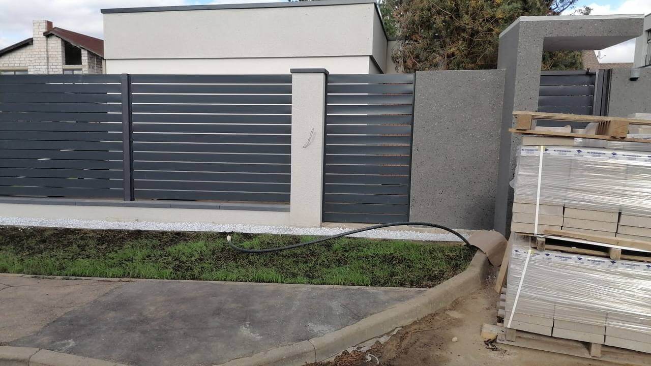 Забор-ранчо из металлопланкена 36м RAL7024 Серый Графит фото 8 в Новомосковске
