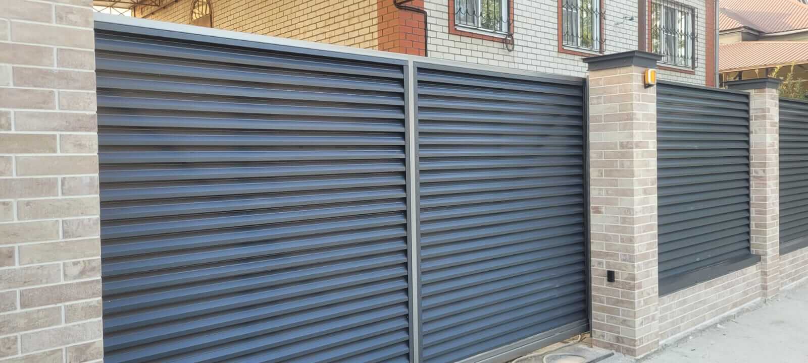Забор-жалюзи с ламелями ЭКО-Z US усиленные 20м RAL7024/7024 Серый Графит двусторонний МАТТЕ фото 9 в Новомосковске
