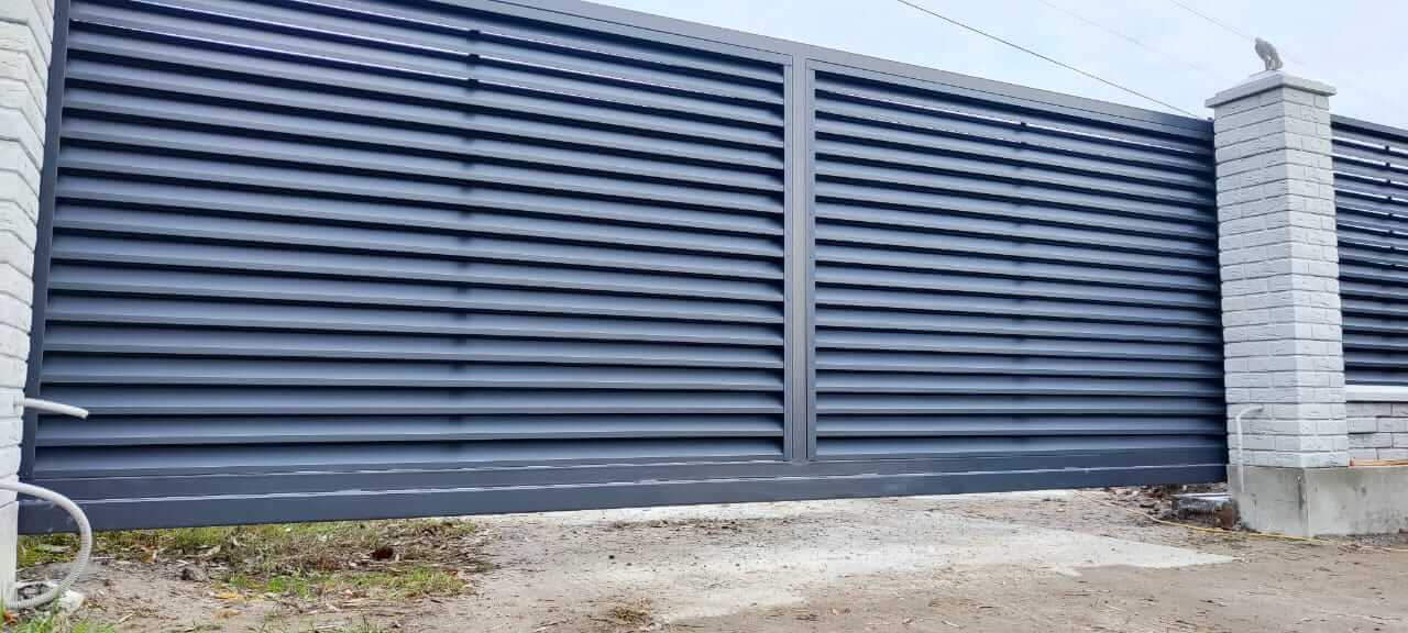 Забор-жалюзи из ламелей ЭКО-Z 32м RAL7024 Серый Графит МАТТЕ фото 3 в Новомосковске