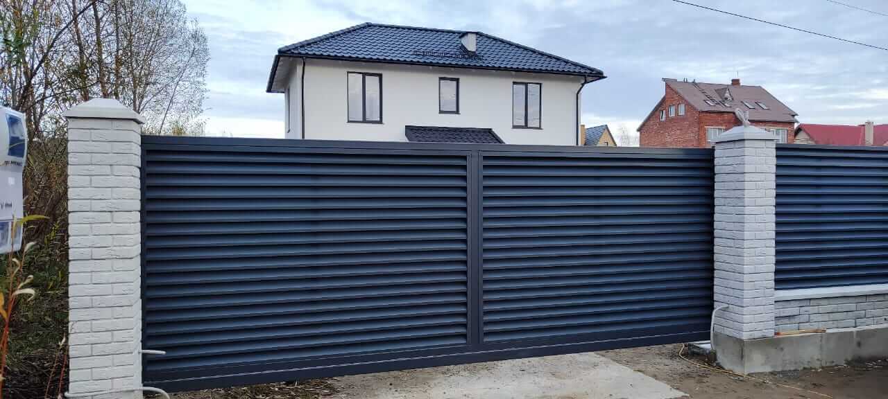 Забор-жалюзи из ламелей ЭКО-Z 32м RAL7024 Серый Графит МАТТЕ фото 2 в Новомосковске