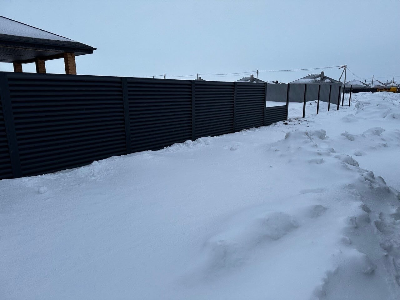 Забор-жалюзи из ламелей еврожалюзи 57м RAL7024 Серый Графит МАТТЕ фото 6 в Новомосковске