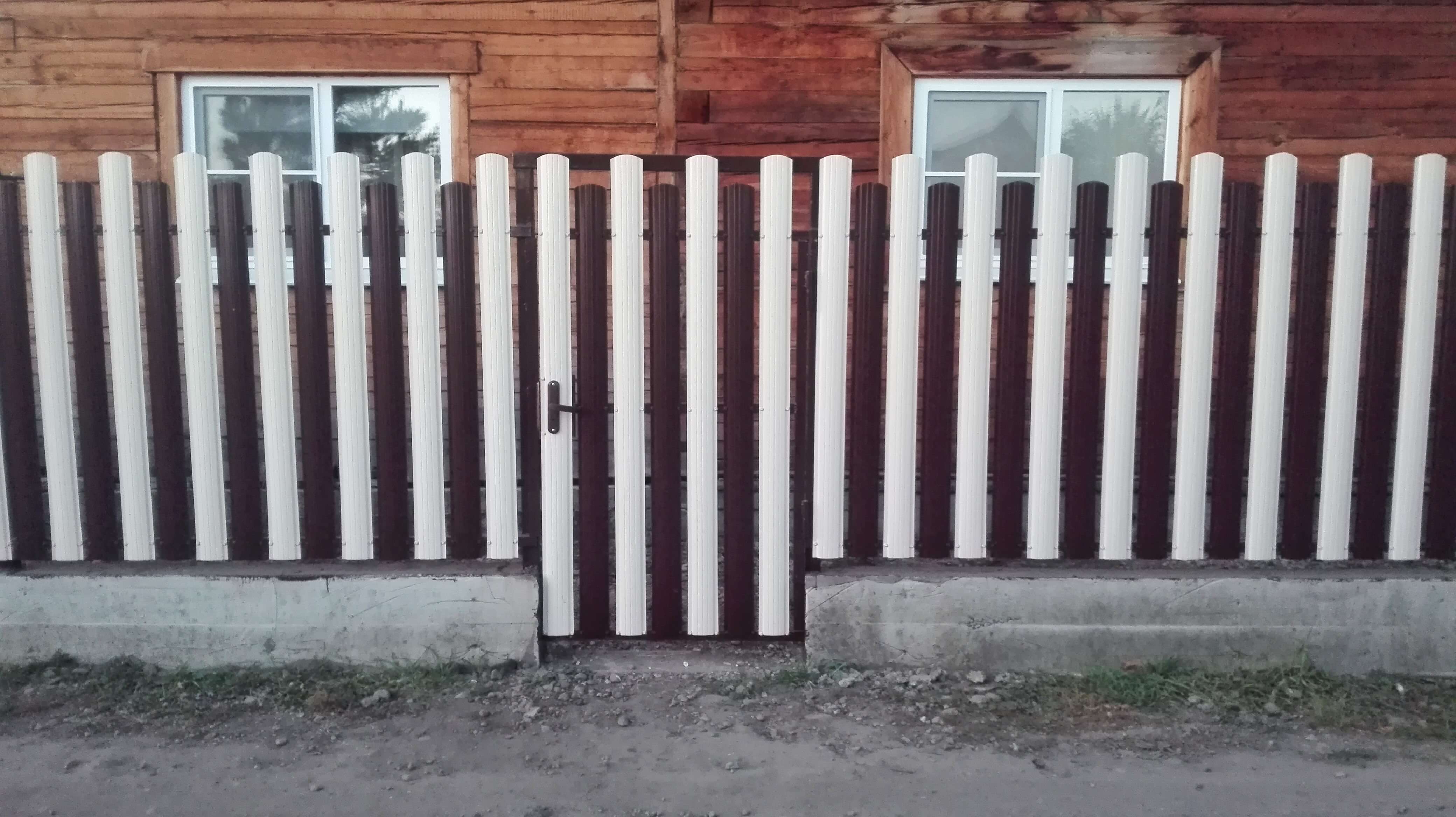 Двухцветный забор из евроштакетника 14м RAL8017 Шоколад + RAL9003 Белый в Новомосковске