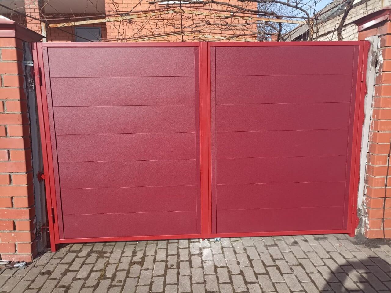 Ворота и калитка из металлопланкена 4м RAL3005 Красное Вино, Стальной Бархат фото 1 в Новомосковске