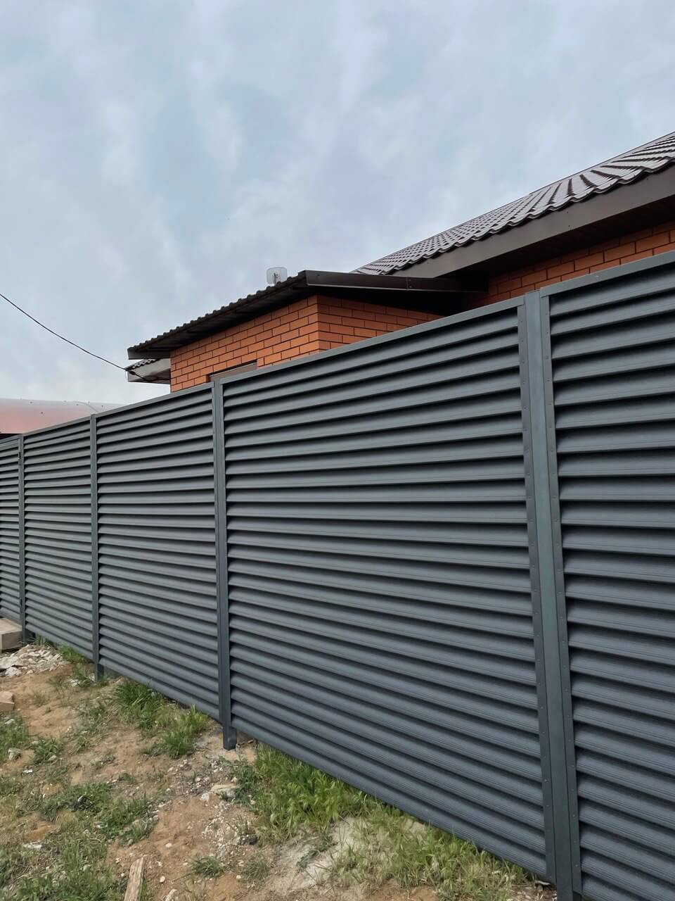 Забор из ламелей еврожалюзи 24м RAL7024 Серый Графит МАТТЕ в Новомосковске
