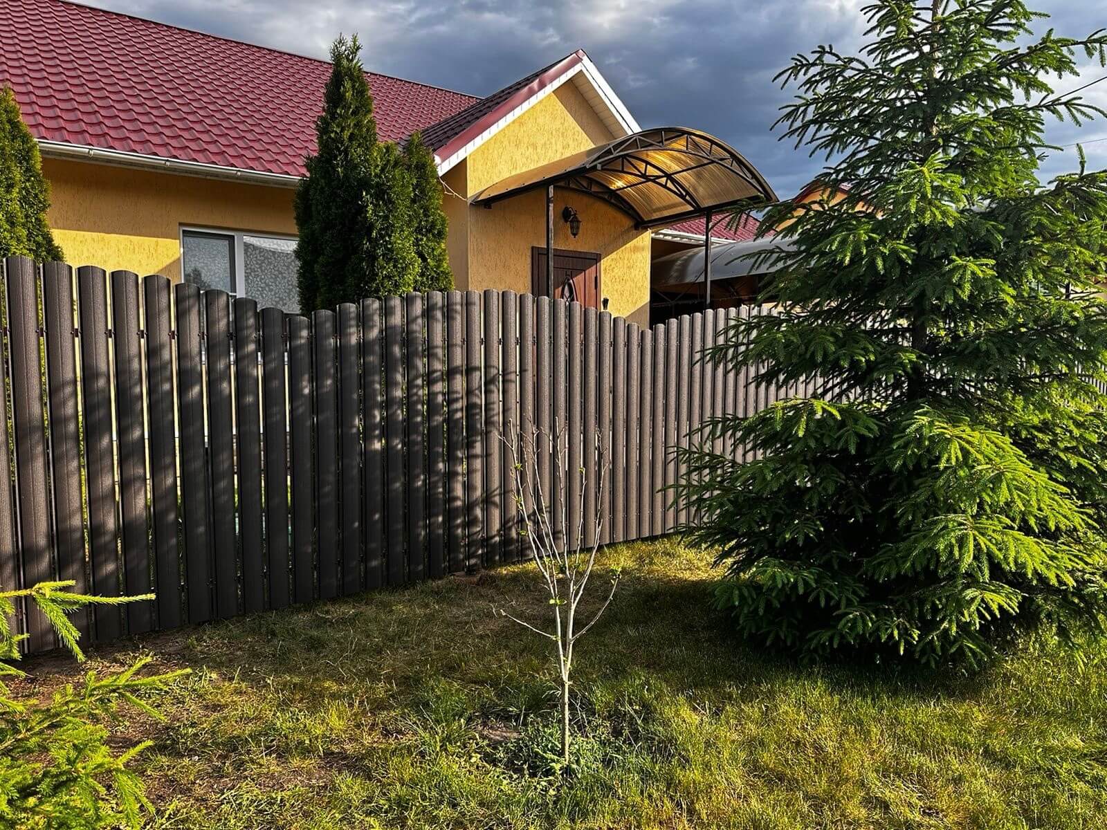 Забор из евроштакетника 37м RAL8019 Темный Шоколад МАТТЕ фото 4 в Новомосковске