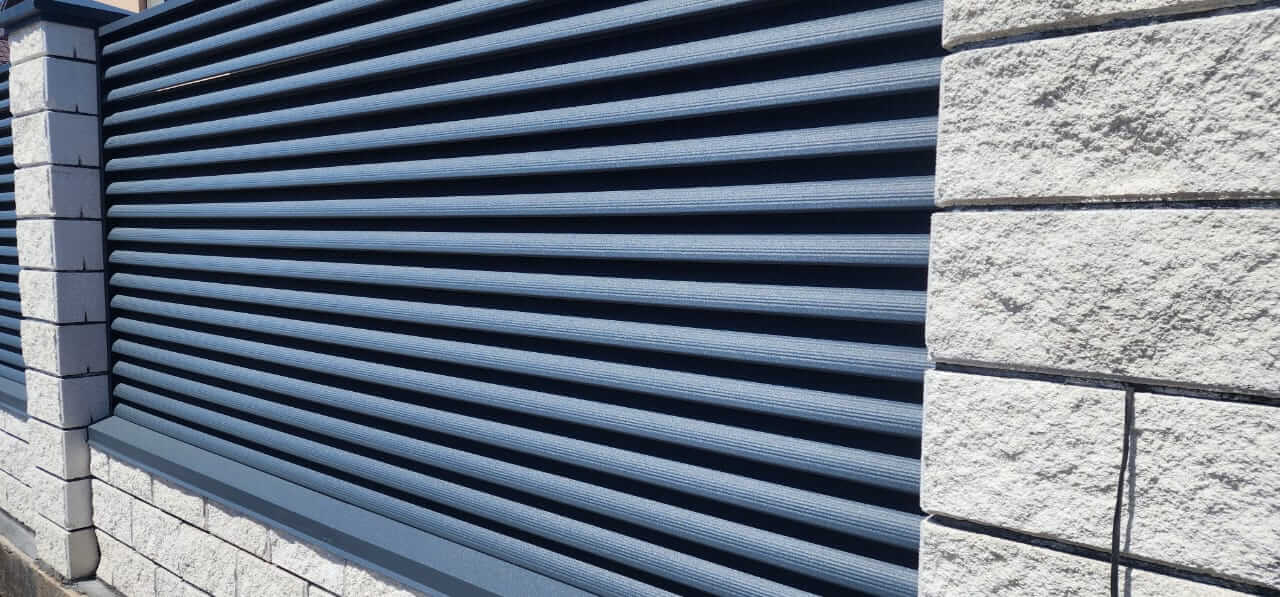Забор из ламелей Еврожалюзи 32м RAL7024/7024 Серый Графит двусторонний МАТТЕ фото 1 в Новомосковске