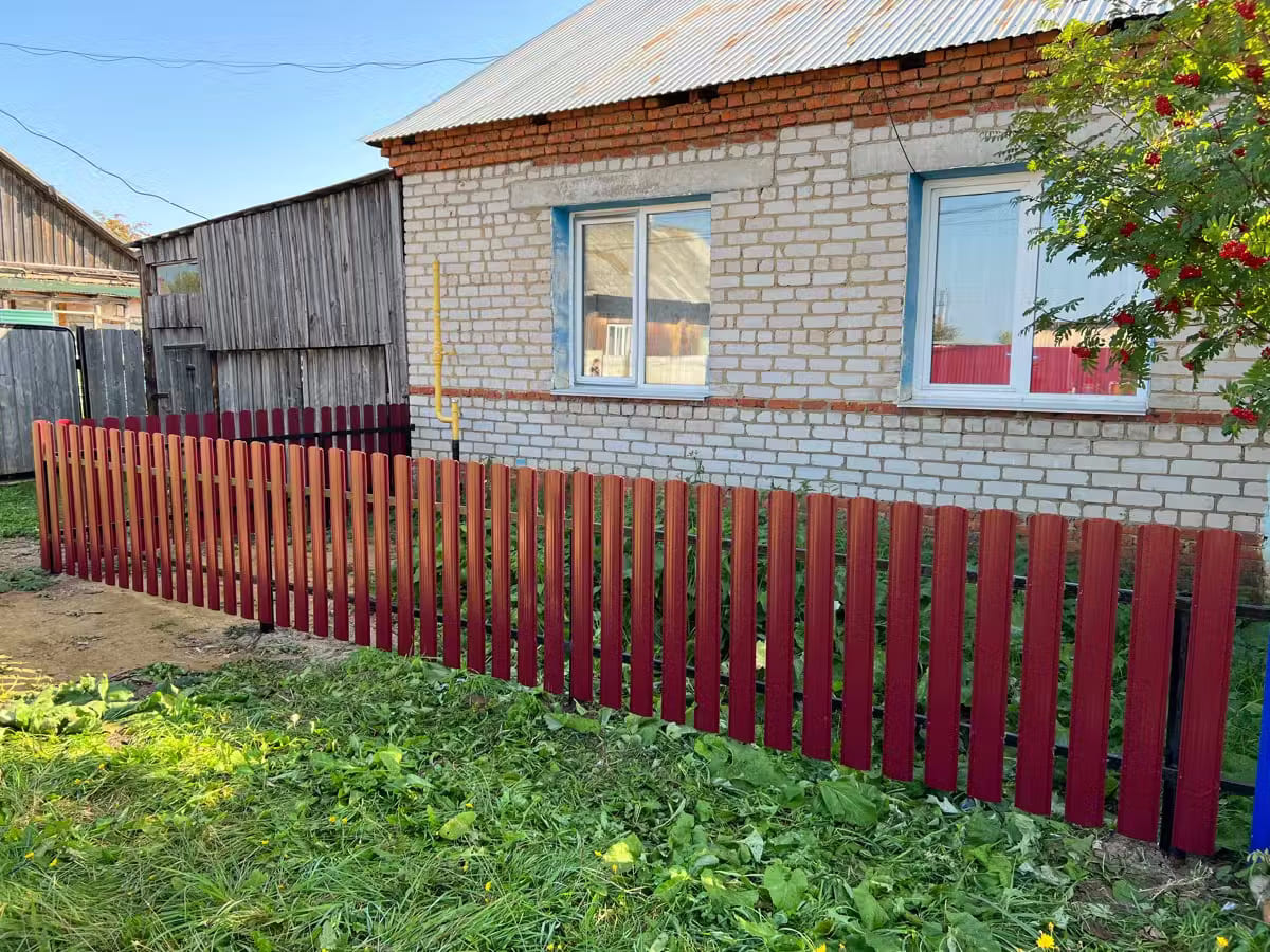Забор из евроштакетника 9м RAL3005/3005 Красное Вино двусторонний в Новомосковске