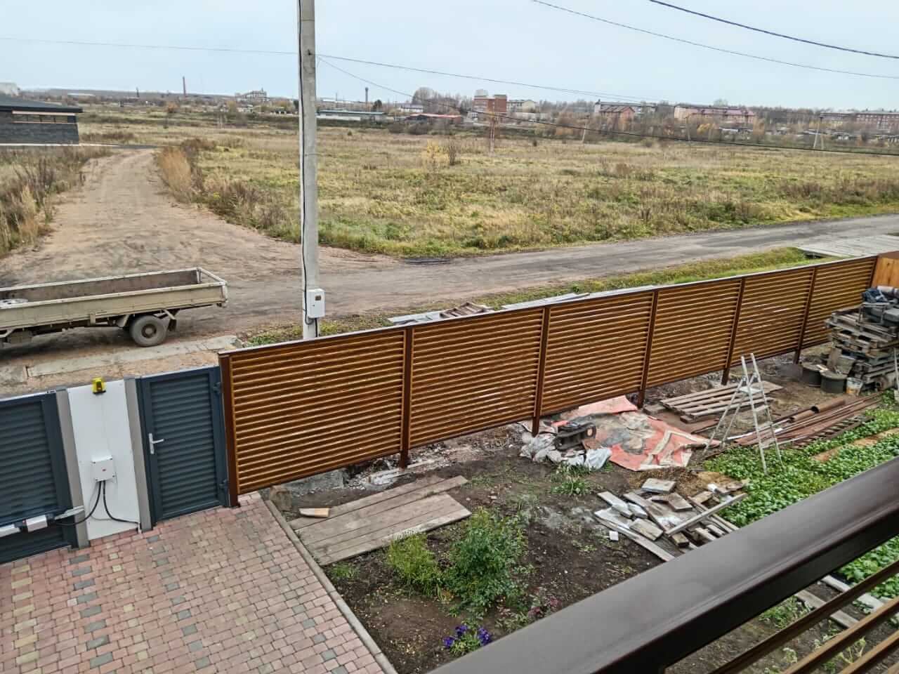 Забор-жалюзи 12м + балконное ограждение из ламелей Еврожалюзи Орех Миланский 3D Принтек фото 2 в Новомосковске