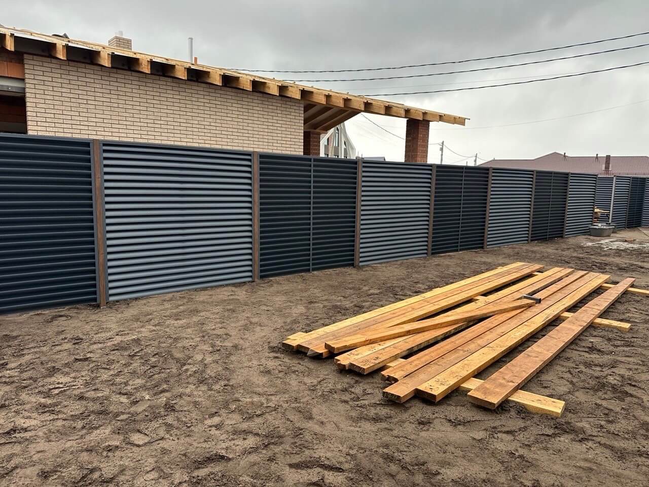 Забор из ламелей еврожалюзи 160м RAL7024/7024 Серый Графит двусторонний МАТТЕ фото 6 в Новомосковске