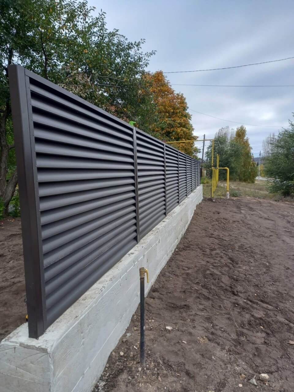 Забор из ламелей еврожалюзи 34м RAL8019/8019 Темный Шоколад двусторонний МАТТЕ фото 3 в Новомосковске