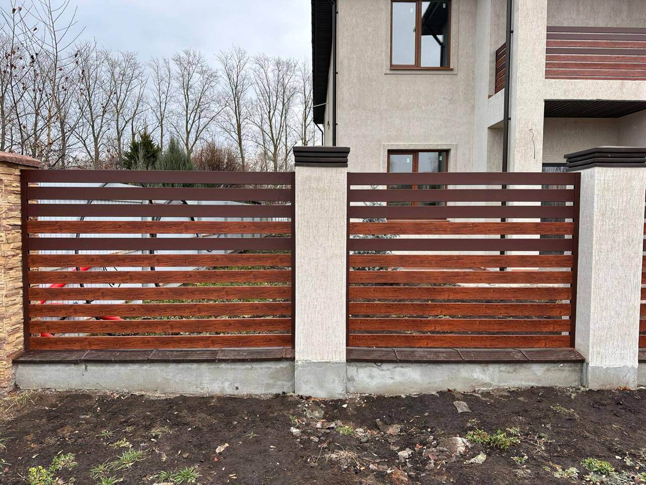 Забор-ранчо из металлопланкена 10м RAL8017 Шоколад МАТТЕ + Темное Дерево (Printech) фото 4 в Новомосковске