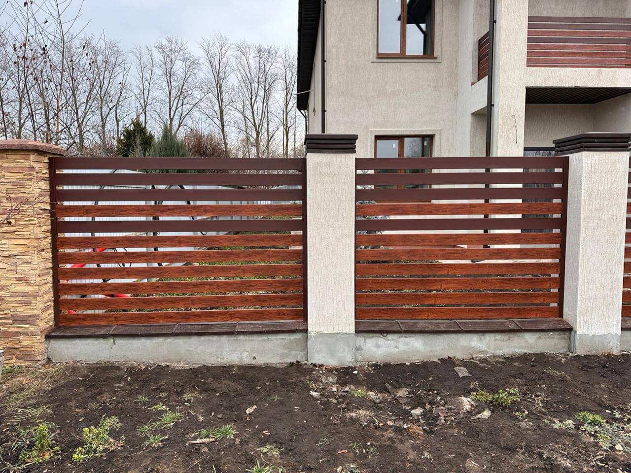 Забор-ранчо из металлопланкена 10м RAL8017 Шоколад МАТТЕ + Темное Дерево (Printech) фото 2 в Новомосковске