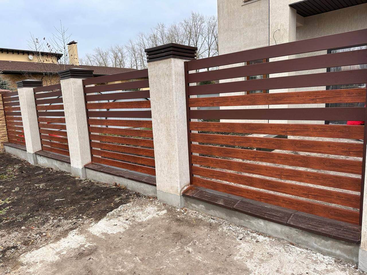 Забор-ранчо из металлопланкена 10м RAL8017 Шоколад МАТТЕ + Темное Дерево (Printech) в Новомосковске