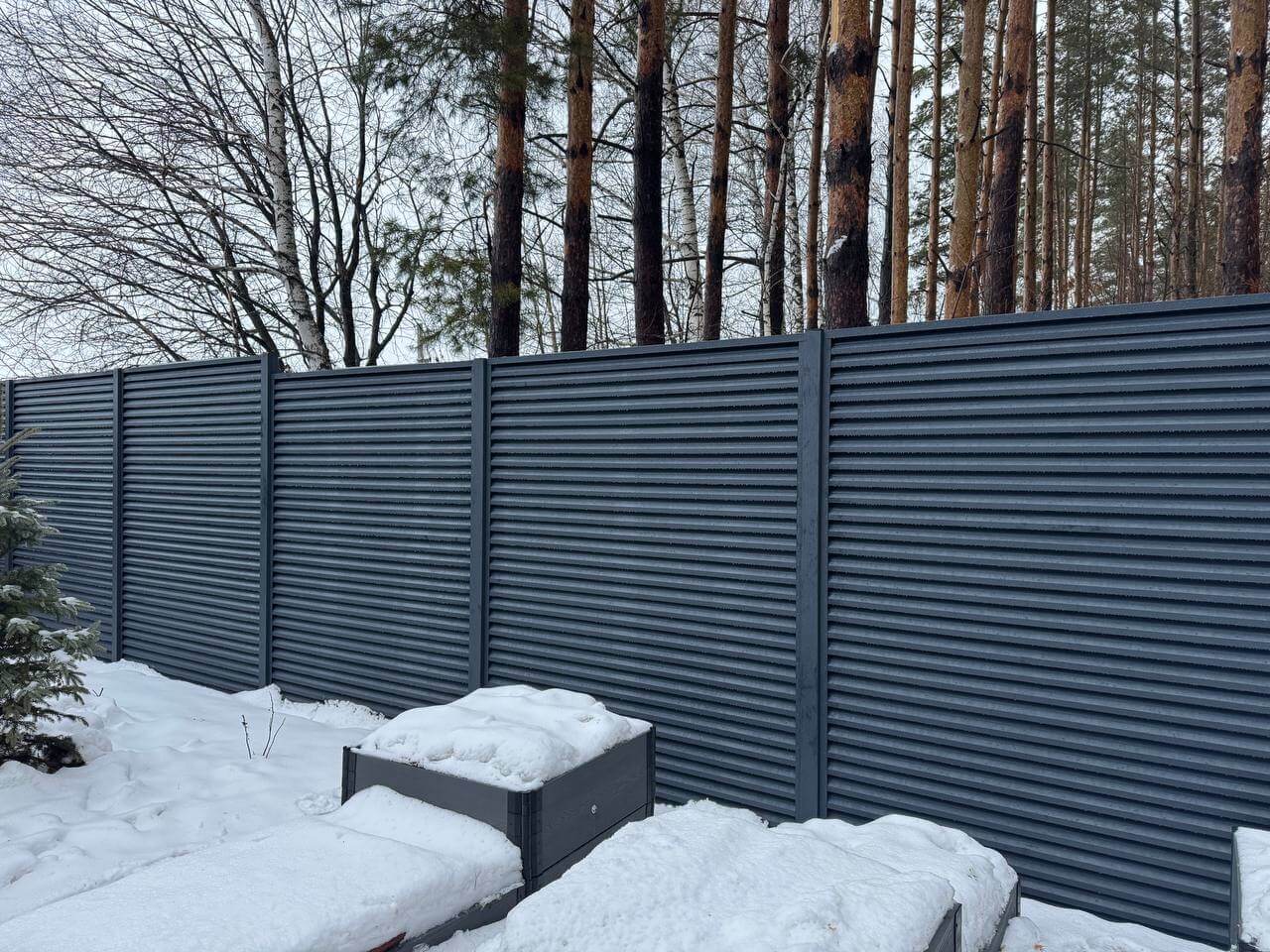 Забор-жалюзи из ламелей ЭКО-Z-US 54м RAL7024/7024 Серый Графит двусторонний МАТТЕ фото 3 в Новомосковске