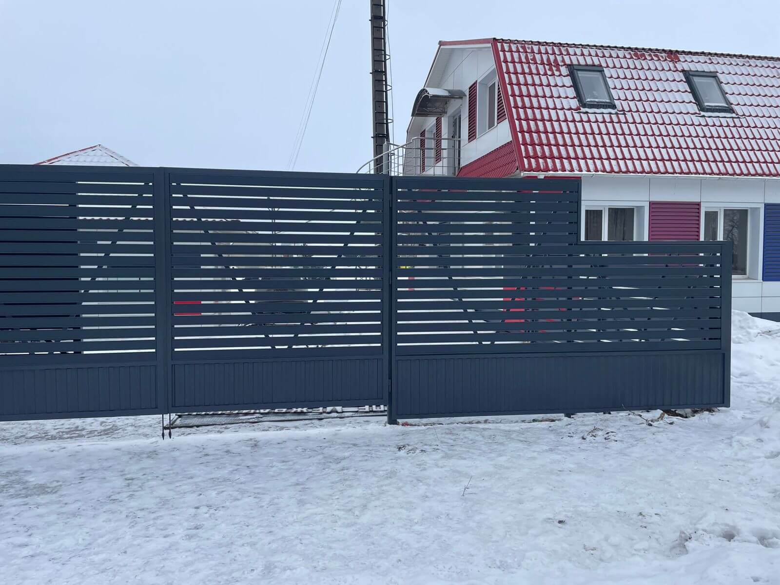 Забор-ранчо из металлического планкена 11м RAL7024 Серый Графит фото 1 в Новомосковске