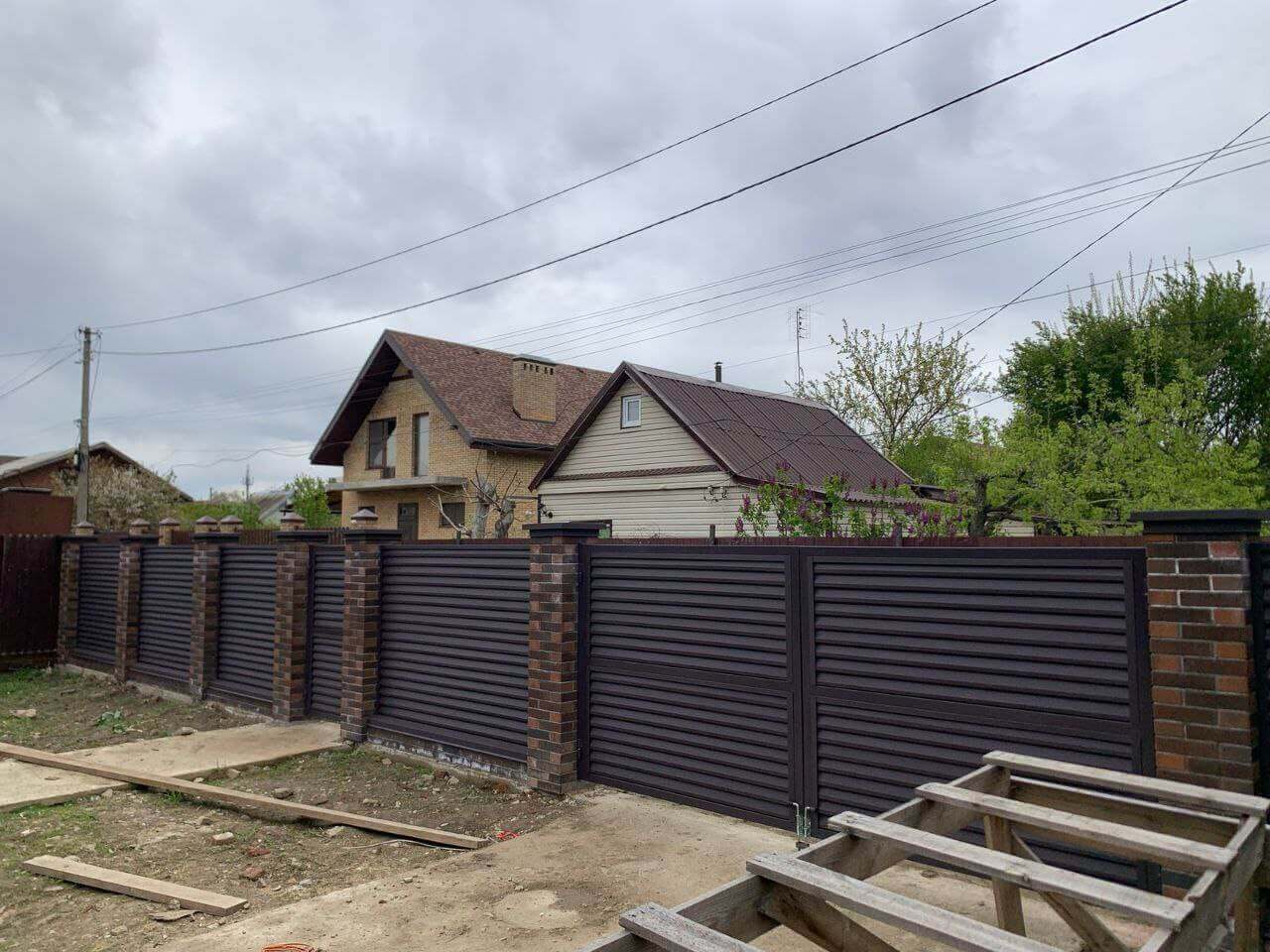 Забор-жалюзи из ламелей Реснички 24м RAL8019/8019 Темный Шоколад двусторонний МАТТЕ фото 2 в Новомосковске