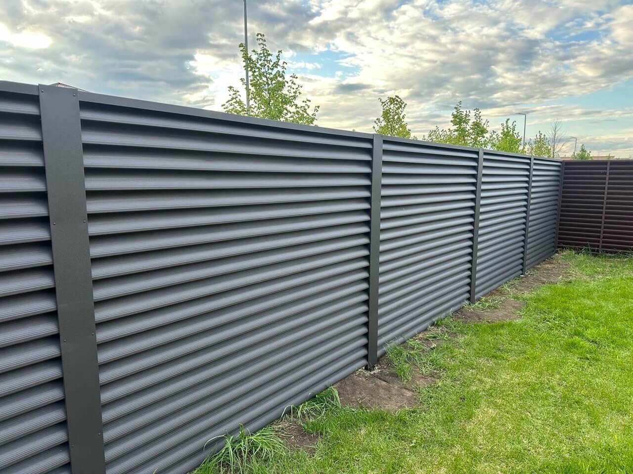 Забор из ламелей еврожалюзи 43м RAL8019/8019 Темный Шоколад двусторонний МАТТЕ фото 1 в Новомосковске