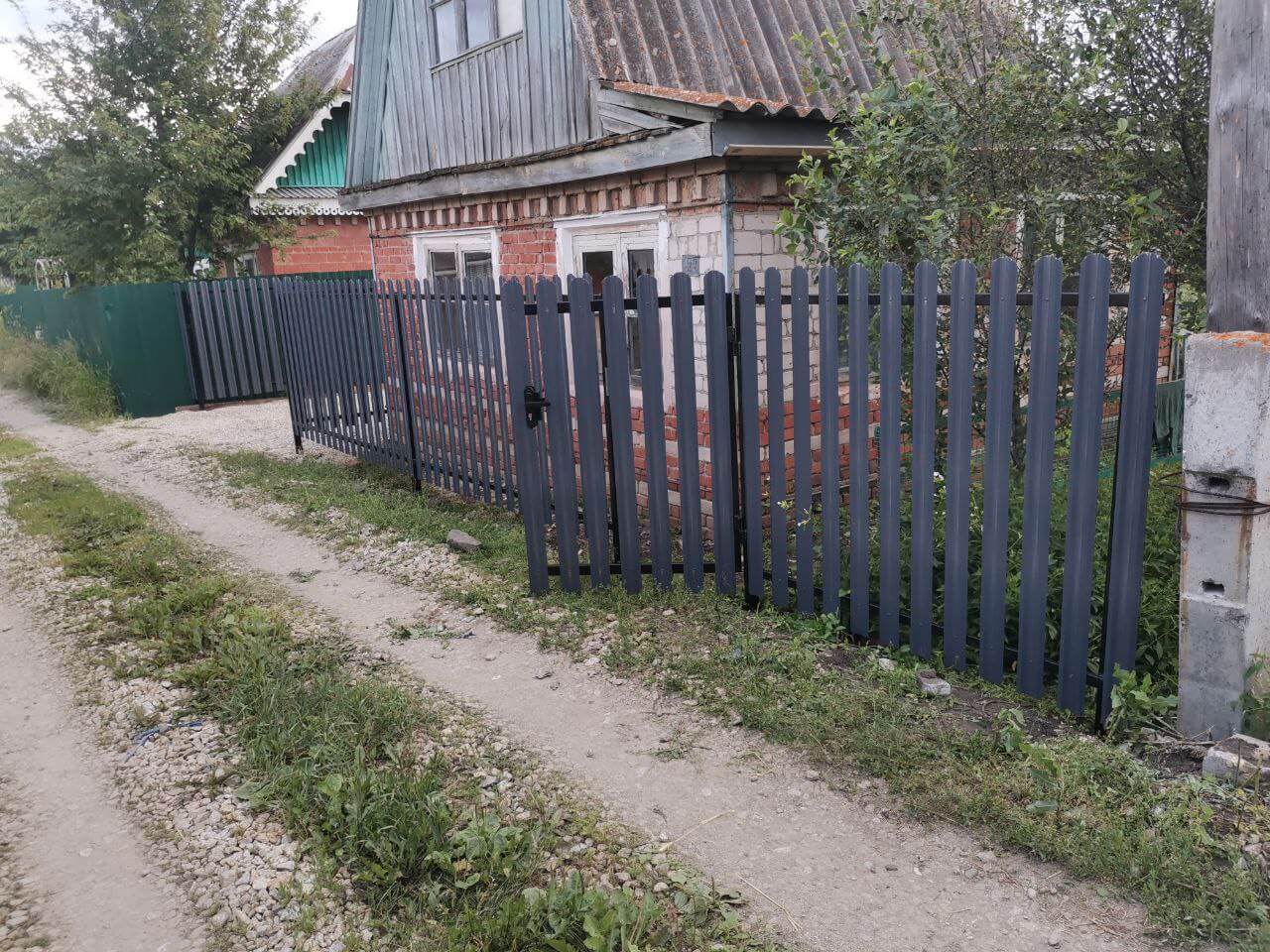 Забор из евроштакетника 7м RAL7024/7024 Серый Графит двусторонний фото 3 в Новомосковске
