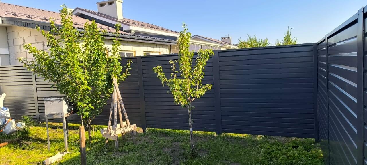 Забор-жалюзи из ламелей Хай-Тек 62м RAL7024/7024 Серый Графит двусторонний фото 4 в Новомосковске