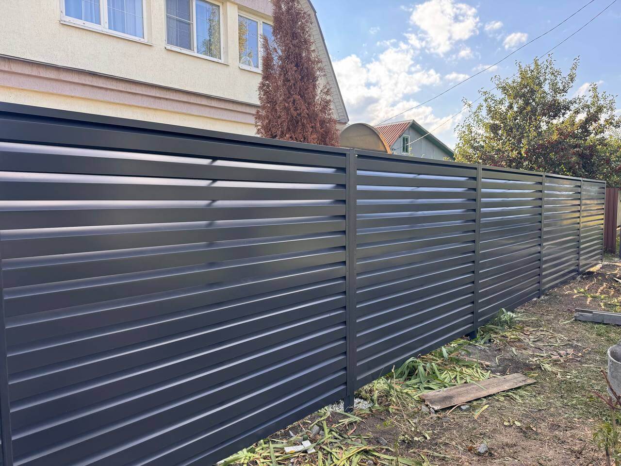 Забор-жалюзи из ламелей Хай-Тек 26м RAL7024/7024 Серый Графит двусторонний в Новомосковске