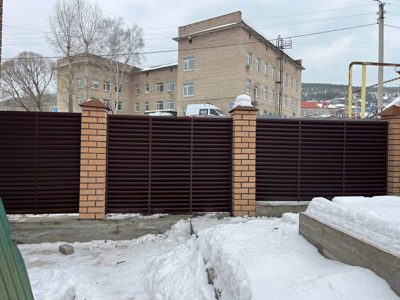 Забор-жалюзи из ламелей ЭКО-Z 87м RAL8017/8017 Шоколад двусторонний МАТТЕ фото 16 в Новомосковске