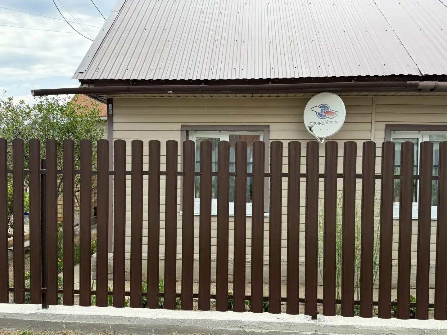 Комбинированный забор из ламелей ЭКО-Z-US и евроштакетника 18м RAL8017 Шоколад МАТТЕ, Полиэстер фото 3 в Новомосковске