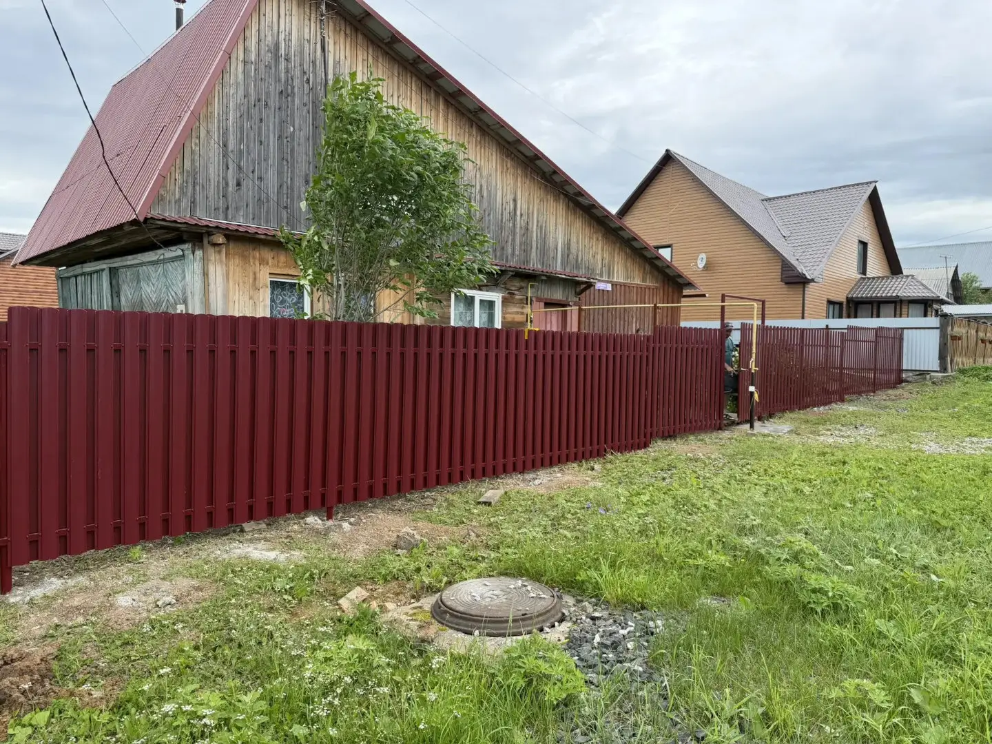 Забор из евроштакетника 24м RAL3005/3005 Красное Вино двусторонний фото 3 в Новомосковске