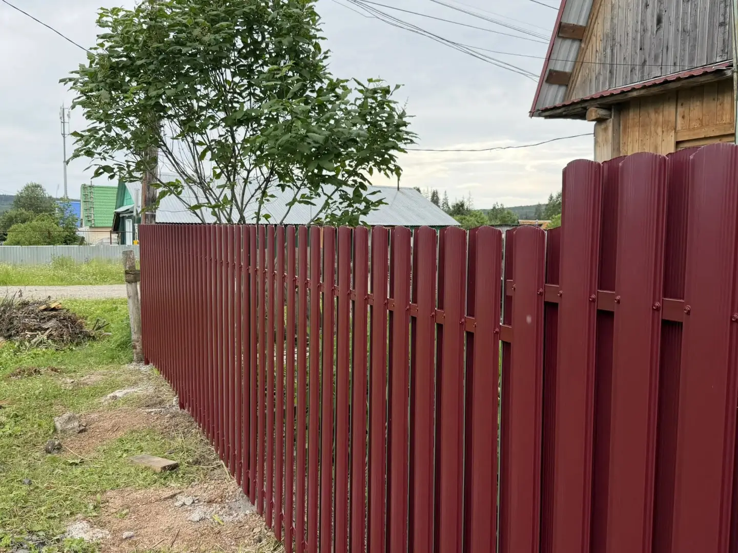Забор из евроштакетника 24м RAL3005/3005 Красное Вино двусторонний фото 2 в Новомосковске